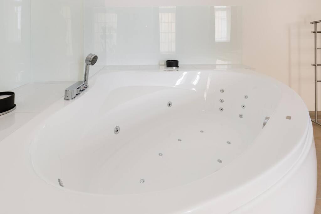 Grand Luxury On The Budapest Broadway W Jacuzzi Екстер'єр фото