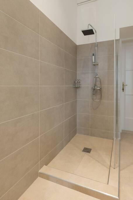 Grand Luxury On The Budapest Broadway W Jacuzzi Екстер'єр фото