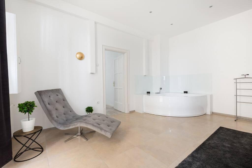 Grand Luxury On The Budapest Broadway W Jacuzzi Екстер'єр фото