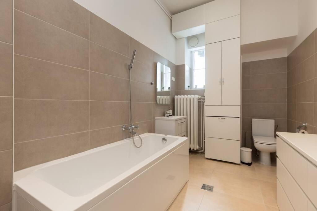 Grand Luxury On The Budapest Broadway W Jacuzzi Екстер'єр фото
